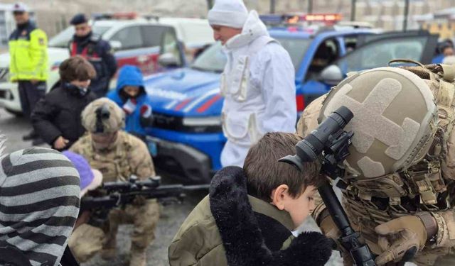 Bayburt'ta jandarmanın kullandığı yerli ekipmanlar ve araçlar öğrencilere tanıtıldı