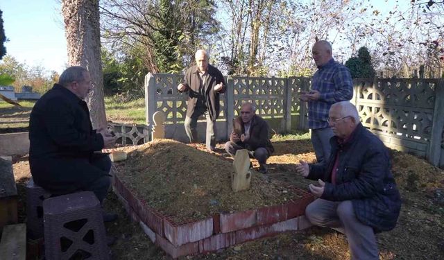 Köpeğin vefası: Sahibinin mezarından ayrılmayan köpek duygulandırdı