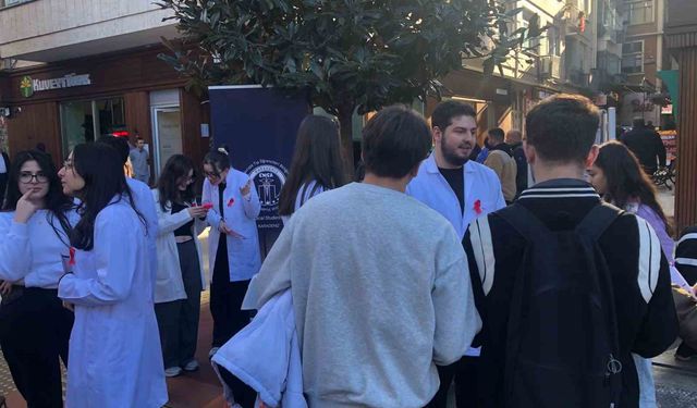 KTÜ Tıp öğrencileri AIDS'e karşı farkındalık için sahada