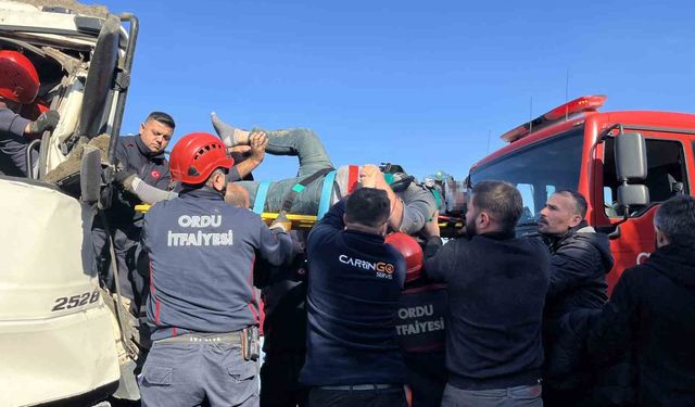 Ordu'da tır ile kamyon çarpıştı: Araçta sıkışan kamyon sürücüsü kurtarıldı