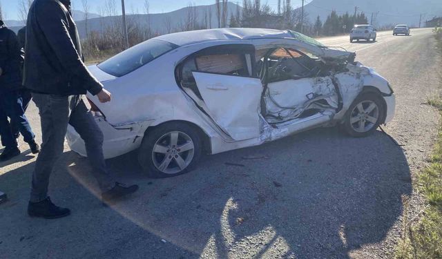 Otomobil ile traktör çarpıştı; 3 yaralı