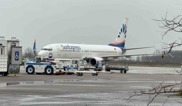 Samsun'da martı sürüsüne çarpan yolcu uçağı, kontrollerin ardından havalandı