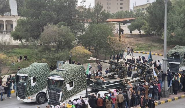 Suriye'de Esad'ın devrilmesinin yıl dönümünde yeni ordudan askeri geçit töreni