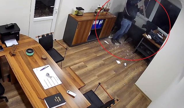 Tavana bastı, ofise düştü: Yara almadan kurtuldu