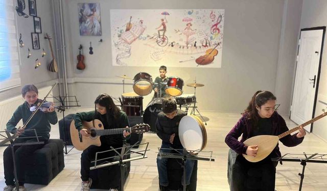 Vefalı eş, hayatını kaybeden kocasının anısına kütüphane ve müzik atölyesi kurdu