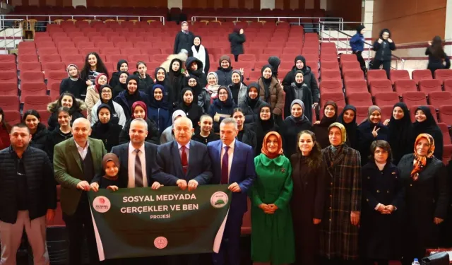 Gençlere Hayat Dersi Gibi Konferans, Sosyal Medya ve Gerçekler Masaya Yatırıldı