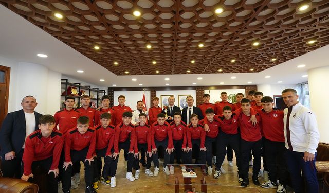 Akçaabatlı Öğrenciler Trabzon Birincisi! Başkan Ekim'e Ziyaret