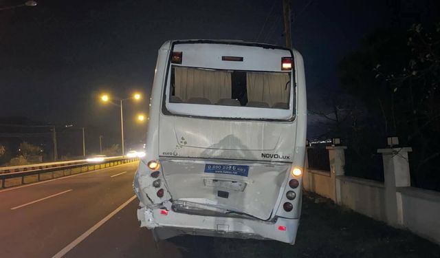 Trabzon-İstanbul seferini yapan yolcu otobüsü önündeki midibüse çarptı