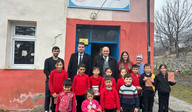 Artvin Ardanuç ilçesindeki Güleş İlkokulu’nda Tutum, Yatırım ve Türk Malları Haftası etkinliği düzenlendi