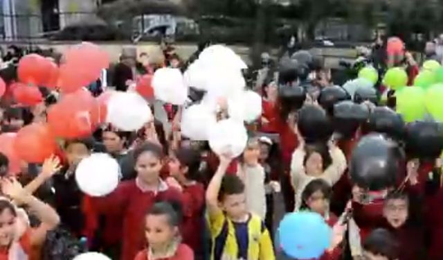 Gazze ve Doğu Türkistan'daki çocukların özgürlüğü için gökyüzüne 787 balon bırakıldı