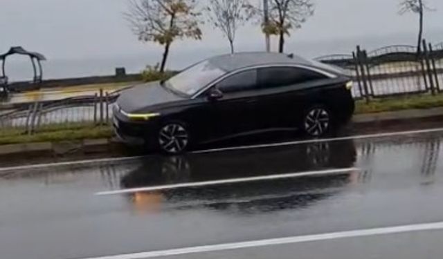 Trabzon Araklı’da Yağış Kazaya Neden Oldu: Otomobil Bariyerlere Çarptı