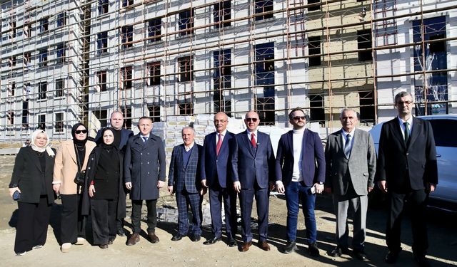 Vali Serdengeçti ile Rektör Prof. Dr. Can, yapımı devam eden morfoloji binasını inceledi