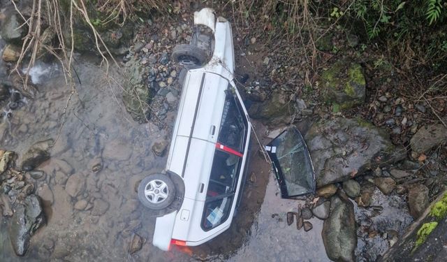 Araklı’da Feci Kaza: Araç Dereye Yuvarlandı, 2 Yaralı