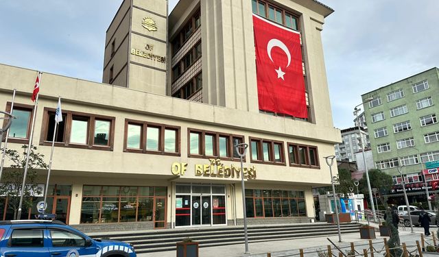 Başkan Sarıalioğlu’ndan Oflulara Bayrak Çağrısı ; Of’ta Ev ve İş Yerleri Ay Yıldızlı Bayraklarla Donatılıyor