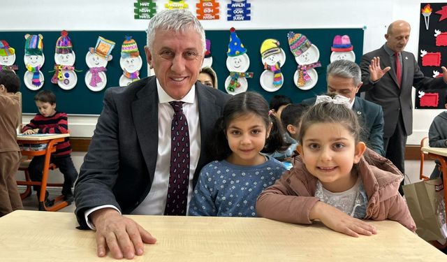 Başkan Sarıalioğlu, Of’ta öğrencilerin karne heyecanına ortak oldu