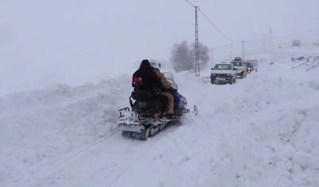 Bayburt'ta yolu kapalı köydeki hasta kar motoruyla ambulansa taşındı