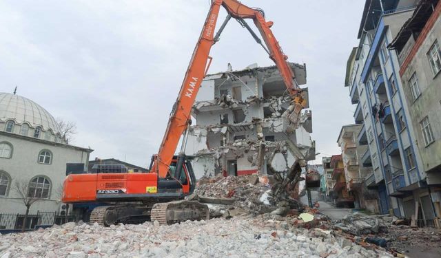 Canik'te Soğuksu Kentsel Dönüşüm Projesi kapsamında 741 binanın yıkımı sürüyor
