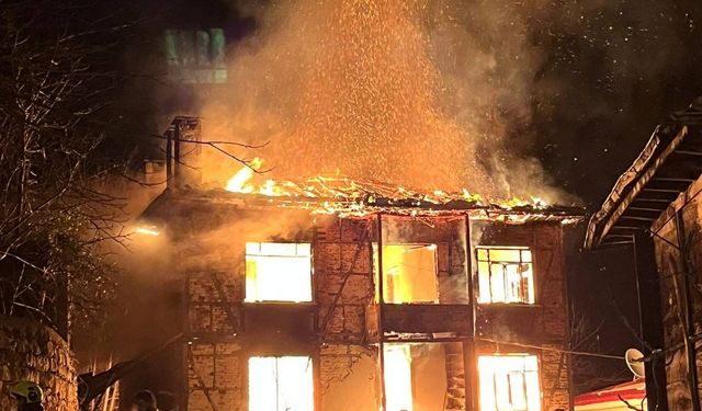 Ordu'da çıkan yangında iki katlı ev kullanılmaz hale geldi
