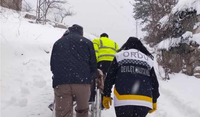 Ordu'da kar nedeniyle hastaneye gidemeyen hastanın yardımına ekipler koştu