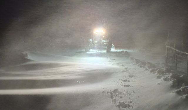 Samsun'da karla mücadele sürüyor