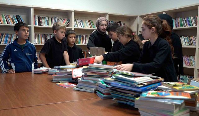 Atakum'da 10 binin üzerinde kitabı öğrencilerle buluştu