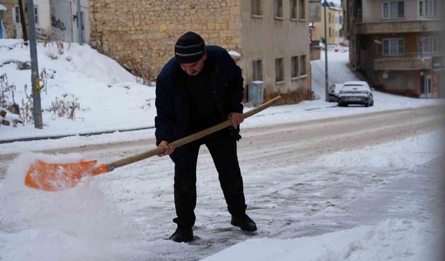 Bayburt'ta kar yağışı aralıklarla devam ediyor