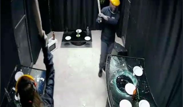 Bu eve gelen her şeyi kırıp döküyor