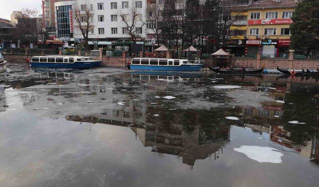 Donan Porsuk Çayı'nın buzu erimeye başladı