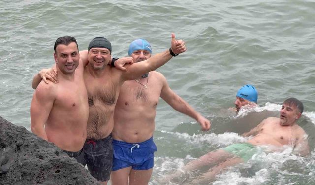 Yeni yılın ilk gününde buz gibi suda deniz keyfi