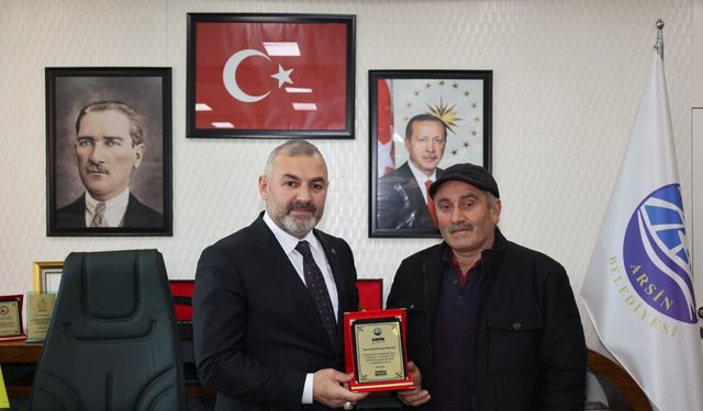 Arsin Belediye Başkanı Hamza Bilgin’den emekliye ayrılan personellere plaket
