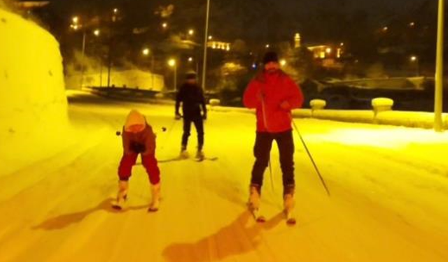 Gümüşhane’de Kar Eğlenceye Dönüştü! Kayakçılar Kent Merkezine Kadar Kaydı