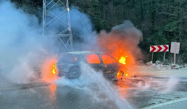 Cankurtaran Tüneli Yakınlarında Araç Alev Aldı: Hurdaya Döndü