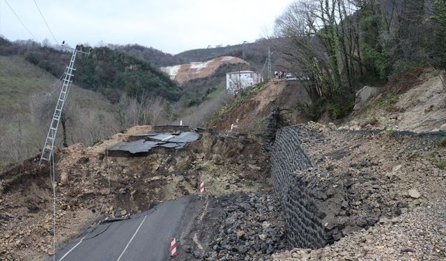 Başkan Tavlı, heyelan nedeniyle kapanan yolda incelemede bulundu