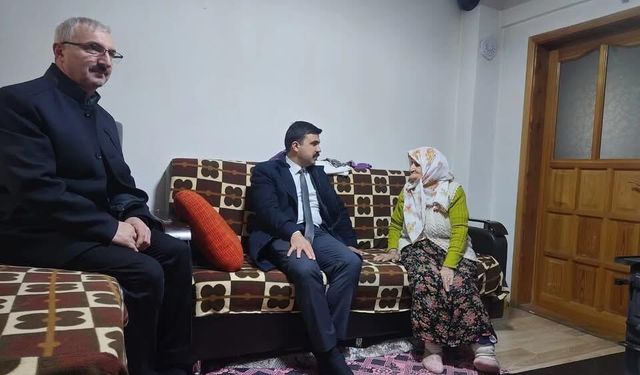 Çaykara Kaymakamı Sapmaz, yaşlı vatandaşları ziyaret etti