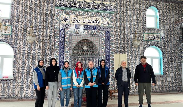 Gençlik Merkezi gönüllüleri camilerde temizlik yapıyor