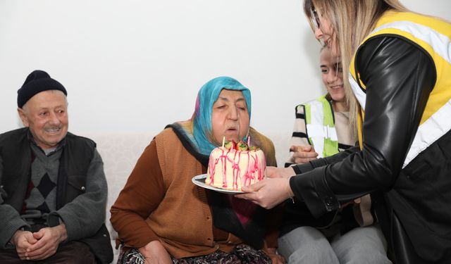 Samsun Büyükşehir Belediyesi ekipleri 74 yaşındaki kadının doğum gününü kutladı