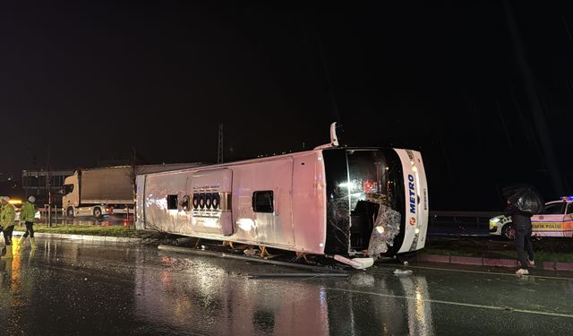Yolcu otobüsü devrildi, 7 kişi yaralandı