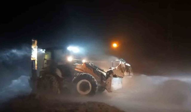 Bayburt'ta fırtına ve kar nedeniyle yolda kalan araçlar ekiplerce kurtarıldı