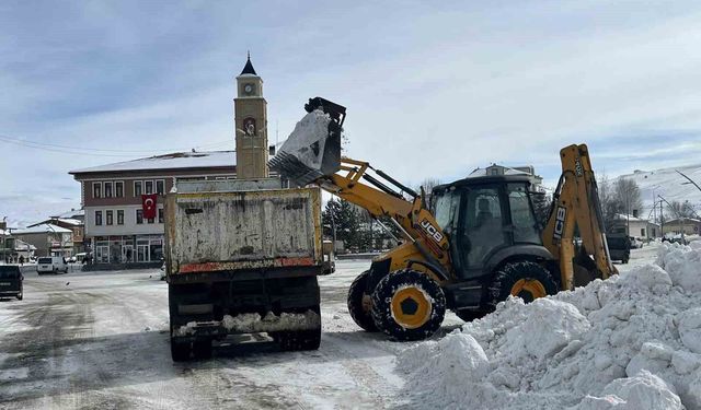 Bayburt'un ilçe ve beldelerinde kar mesaisi devam ediyor
