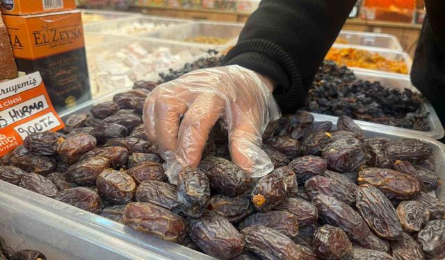 Diyarbakır'da Ramazan ayında 'hurma' tezgahlarına yoğun ilgi