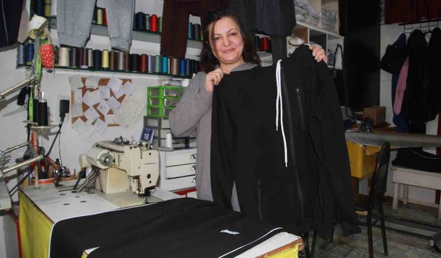 Fabrikaların atık kumaşlarını satın alıp, 20 dakikada kıyafet üretiyor