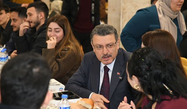 KTÜ’de Ramazan Sofrası Birleştirdi! Başkan Genç Öğrencilerle Aynı Masada Oruç Açtı