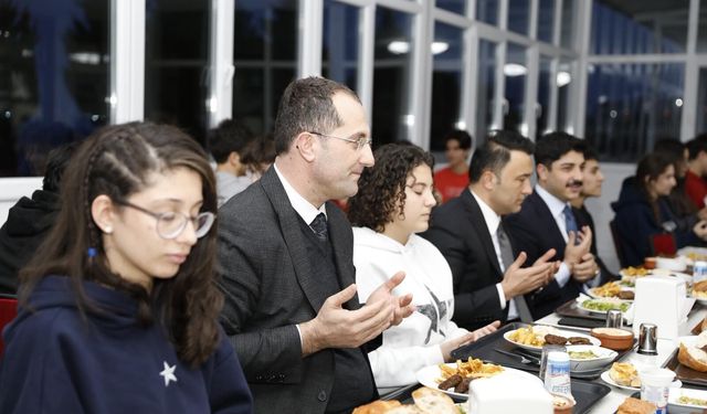 Akçaabat Belediye Başkanı Osman Nuri Ekim, Gençlerle İftarda Buluştu