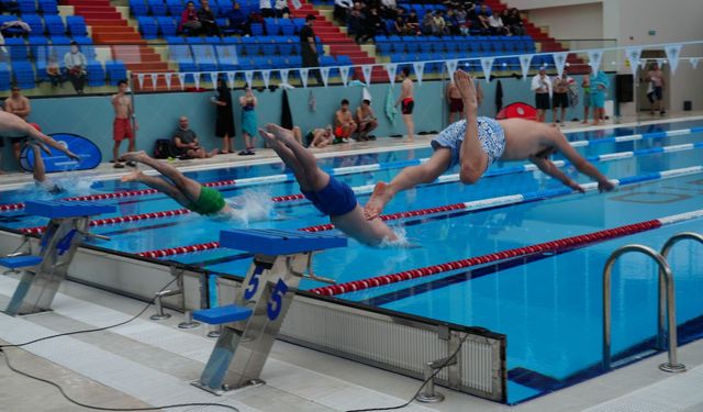 Akçaabat’ın 108. Kurtuluş yılı coşkusu yarı olimpik yüzme havuzu’nda yaşandı