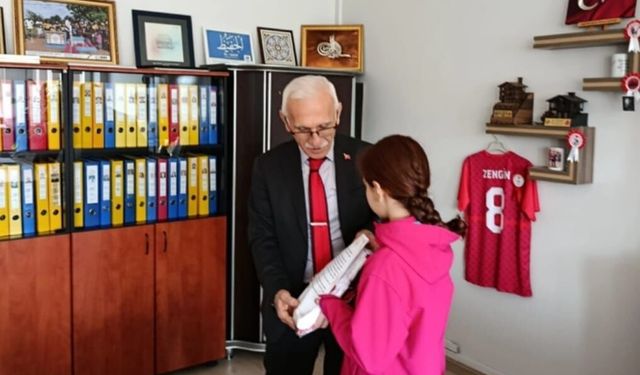 İnegöl Kaymakamlığı bayram hediyesi ile 400 çocuğu sevindirdi