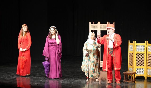 Erol Günaydın Tiyatro Günleri Akçaabat’ta yoğun ilgi görüyor