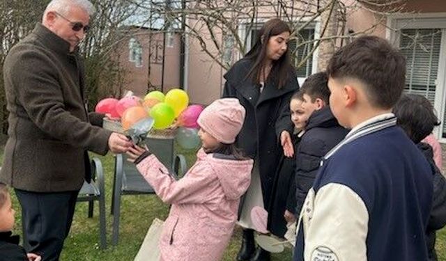 Almanya'da Bayram Coşkusu! Minikler Kapı Kapı Şeker Topladı