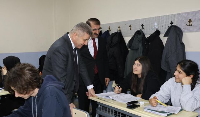 Artvin Valisi Ergün, lise öğrencileriyle iftarda buluştu