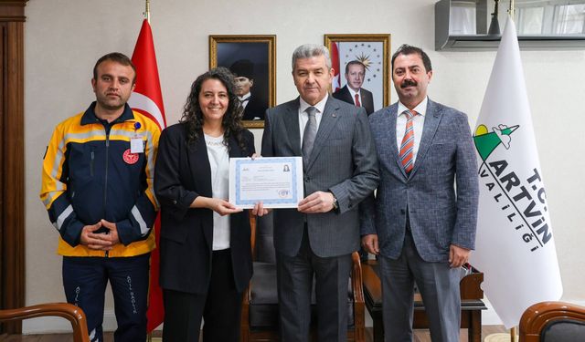 Artvin Valisi Ergün, yılın sağlık çalışanlarını başarı belgesi ile ödüllendirdi