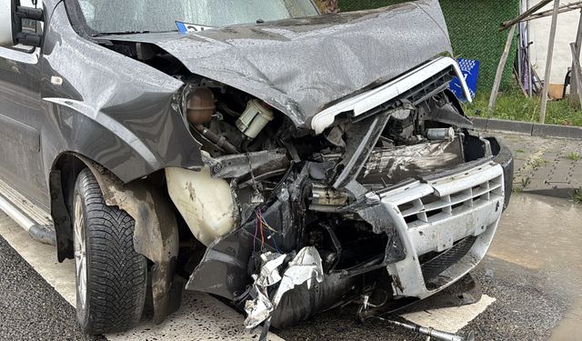 iki otomobilin çarpıştığı kaza güvenlik kamerasında